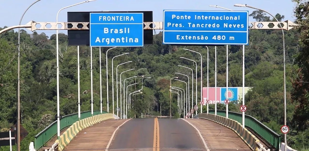 Iguazu-falls-cross-border-transfer - Airporttransfersiguazu.com